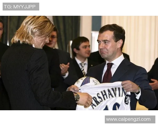 普京亲自为足球明星颁奖的精彩瞬间引发热议与关注 普京亲自为足球明星颁奖的精彩瞬间引发热议与关注